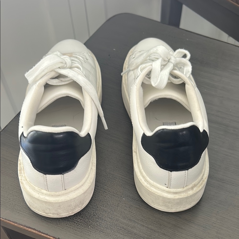 Steve Madden White Sneakers Classic Minimalist Design - Picture 2 of 5
